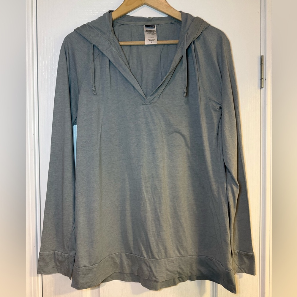 Patagonia Women's Long Sleeve Hooded V-Neck Tee in Slate Gray